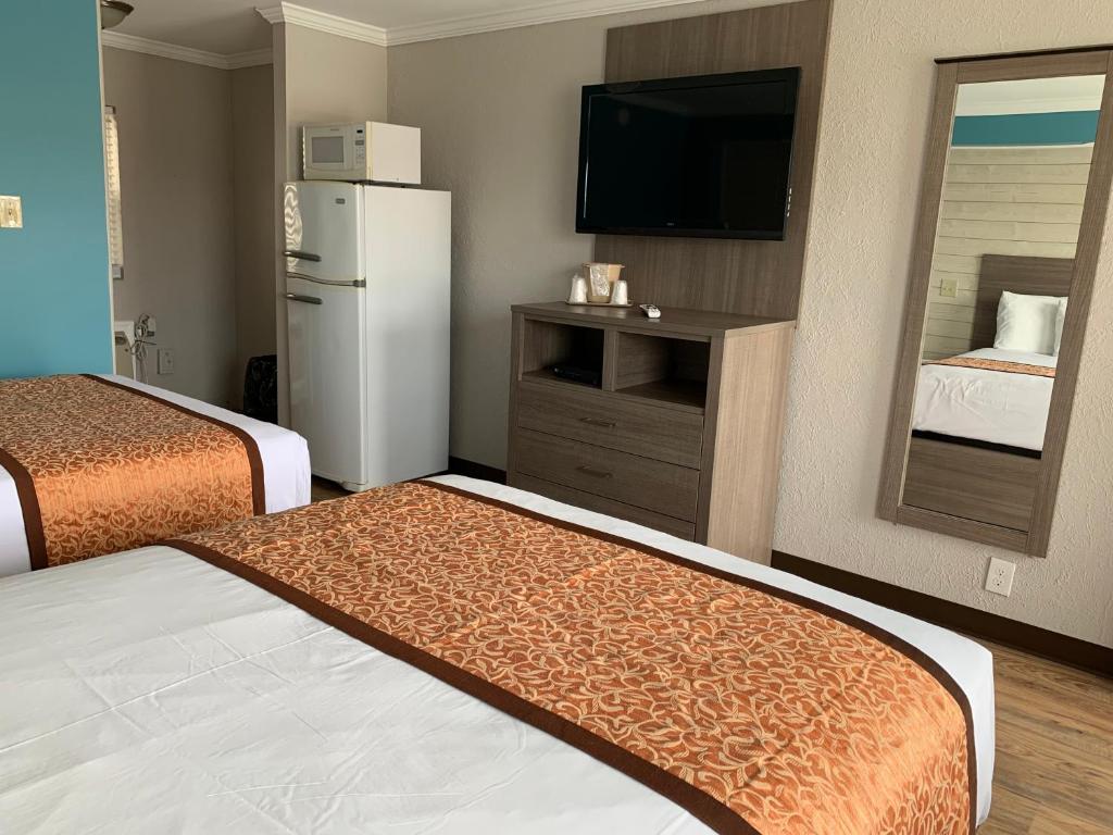 Postel nebo postele na pokoji v ubytování Dolphin Inn