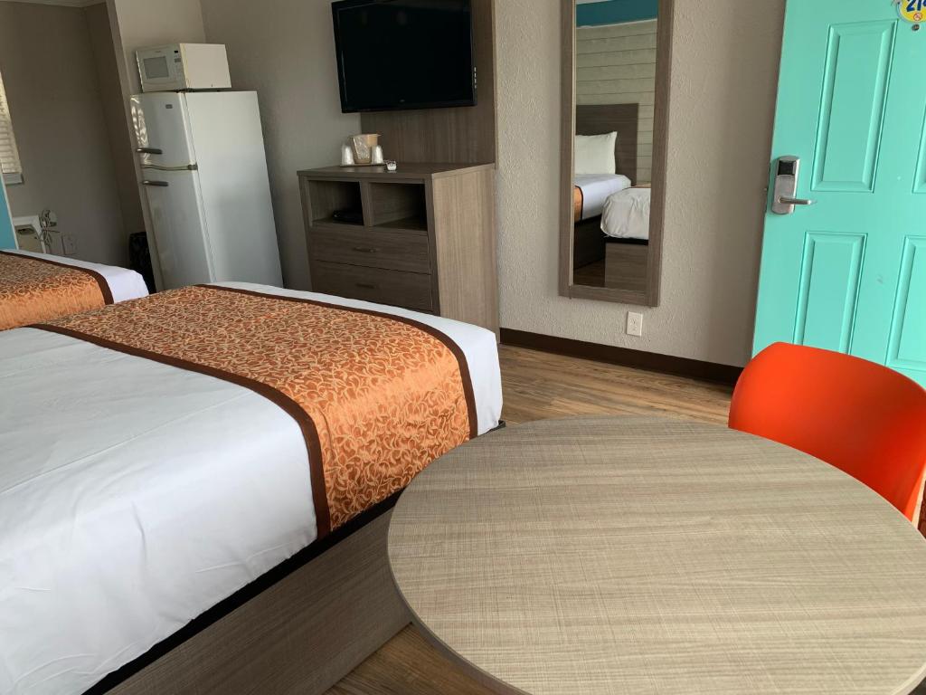 Postel nebo postele na pokoji v ubytování Dolphin Inn