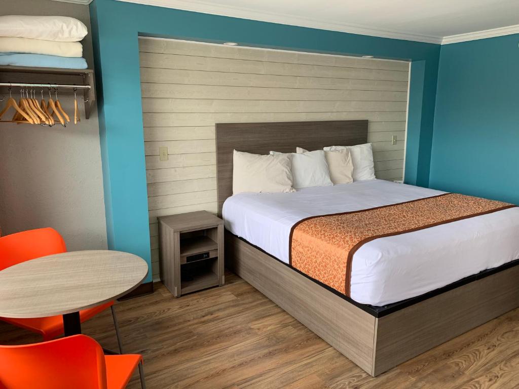 Postel nebo postele na pokoji v ubytování Dolphin Inn