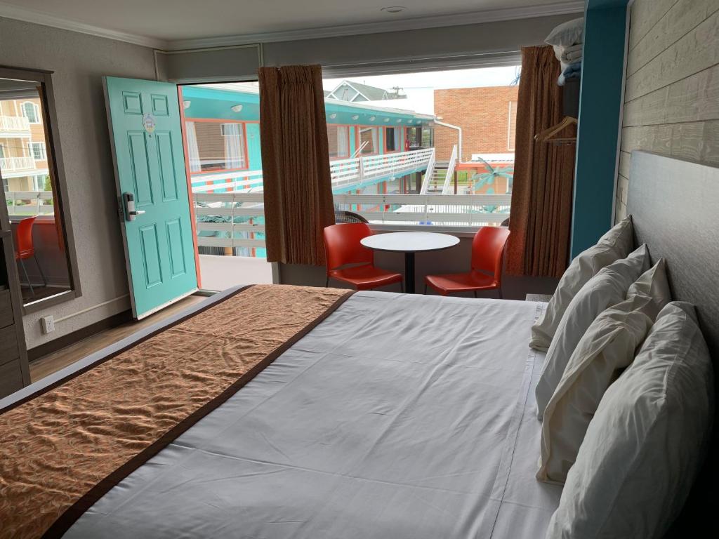 Postel nebo postele na pokoji v ubytování Dolphin Inn