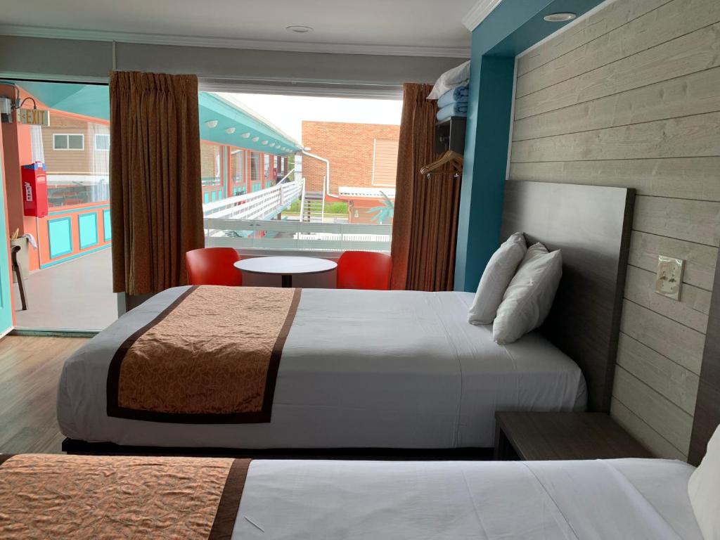 Postel nebo postele na pokoji v ubytování Dolphin Inn