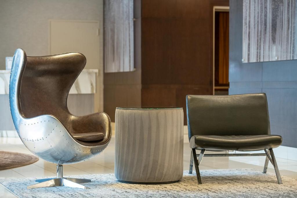 two chairs and a chair in a room at Miyako Hotel Los Angeles in Los Angeles