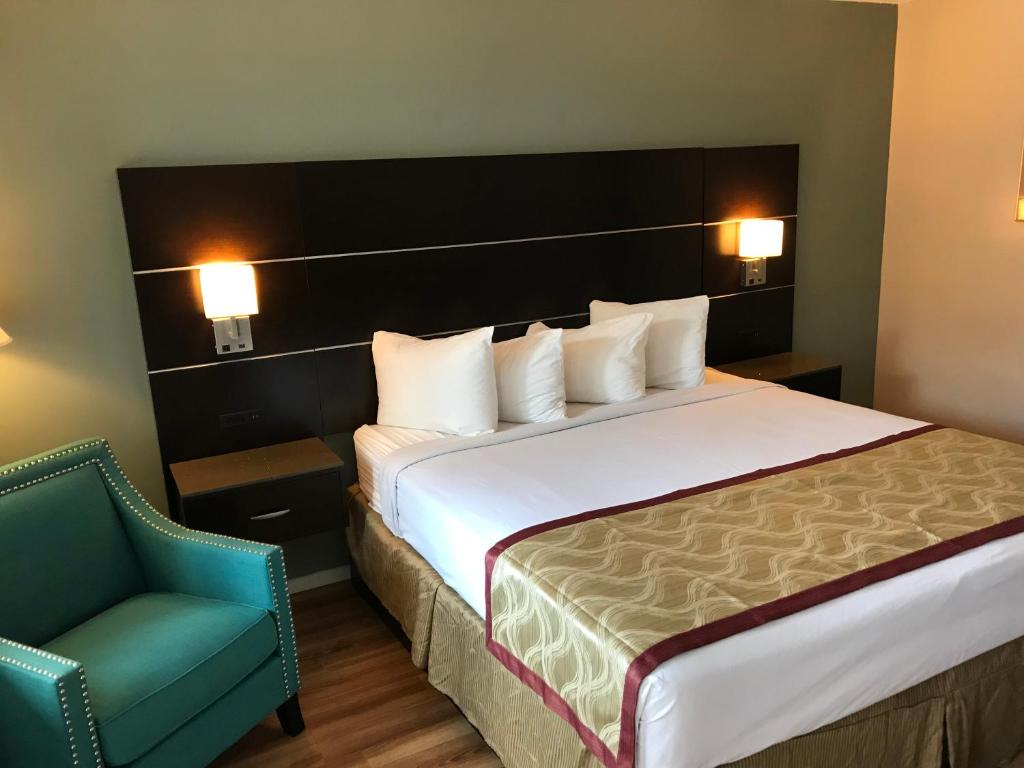 เตียงในห้องที่ Olive Tree Inn & Suites