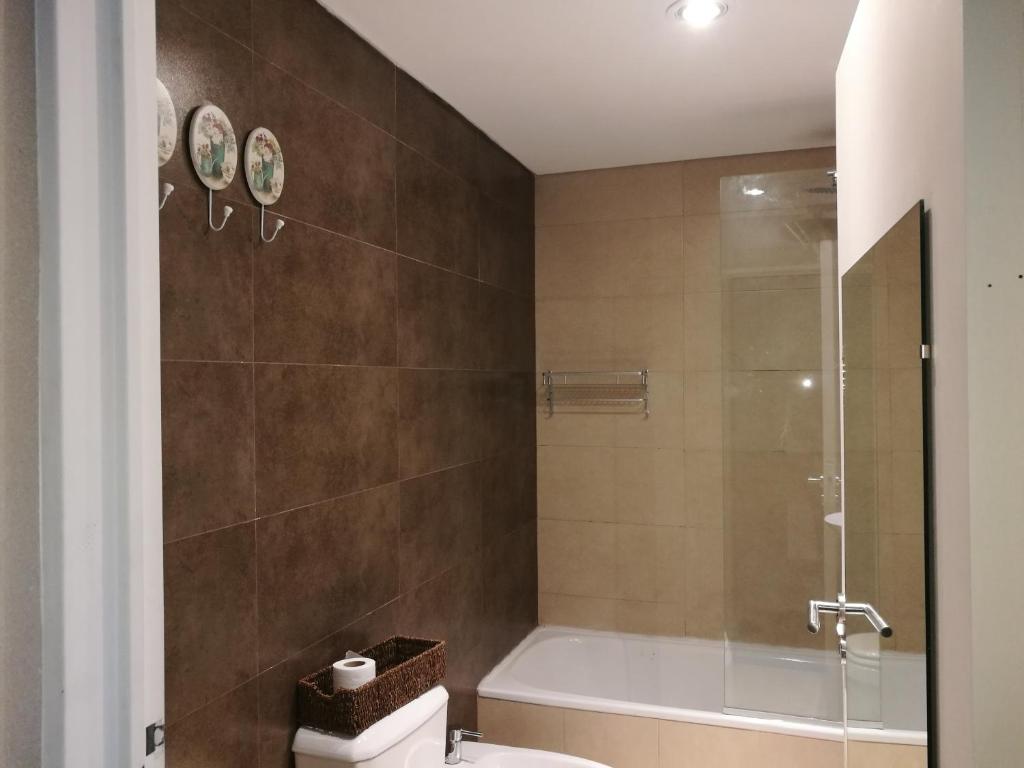 ein Badezimmer mit einer Dusche, einem WC und einer Badewanne in der Unterkunft Petit Lacroze in Buenos Aires