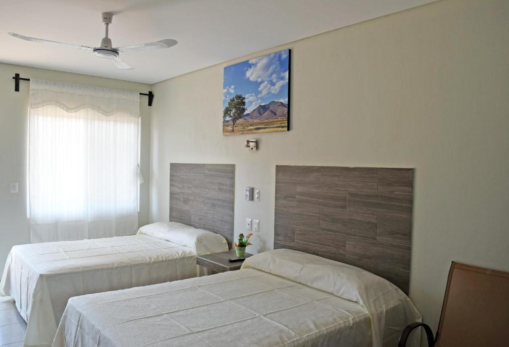 Zimmer mit 2 Betten und einem Fenster in der Unterkunft Hotel Guivá San Pablo in Hacienda Blanca