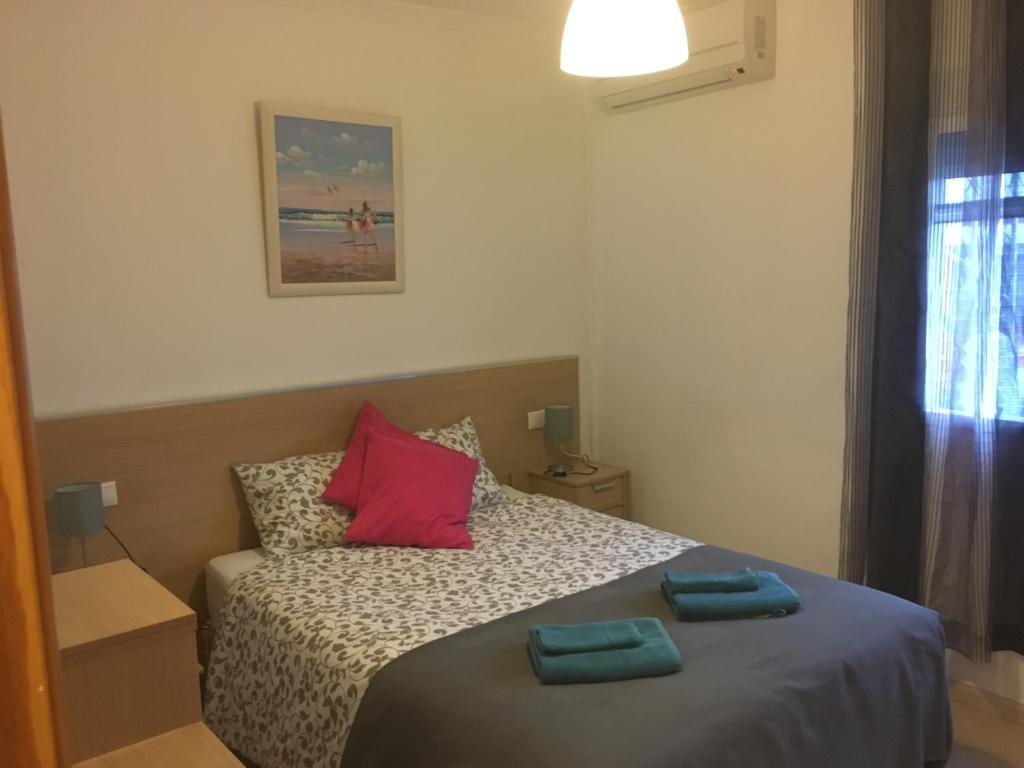 ein Schlafzimmer mit einem Bett mit zwei Kissen darauf in der Unterkunft Plaza Rio Aguasvivas 5 BB in Torremolinos