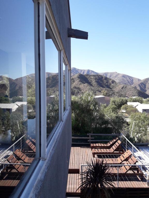 balcón con sillas y vistas a las montañas en Terrazas de la Quinta - Cabañas de Montaña, en Mendoza