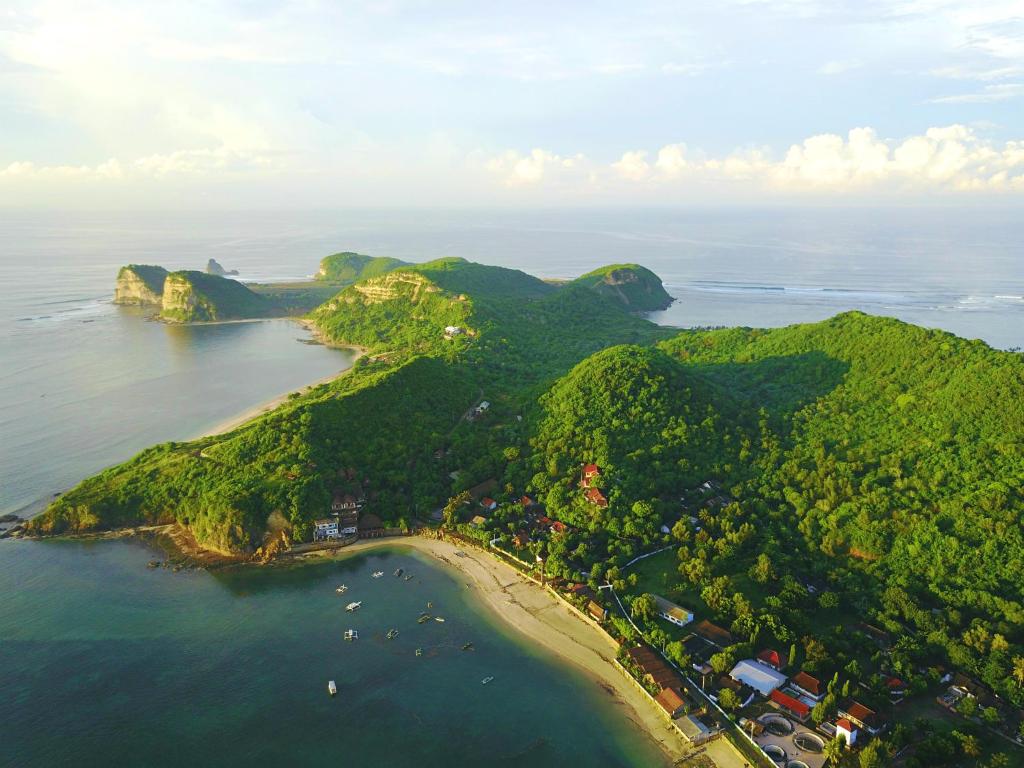una vista aerea di una piccola isola nell'oceano di Bruce's Hideout a Bumbang