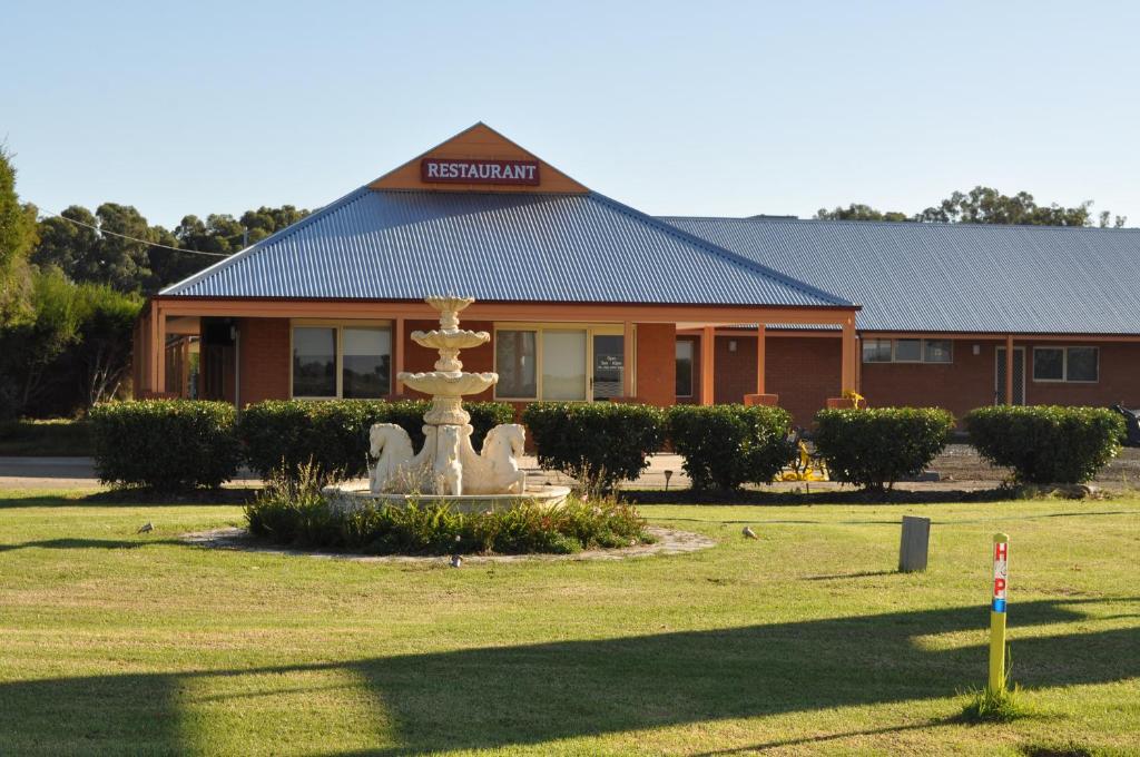 a building with a fountain in front of a building at Comfort Inn Bishops Lodge in Hay