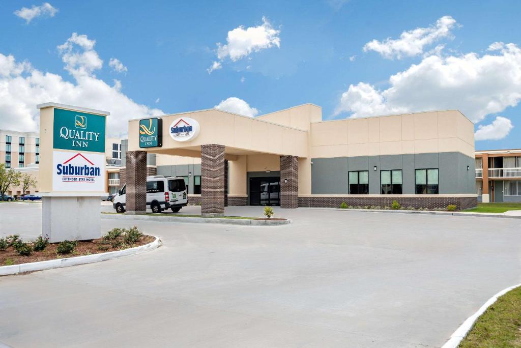 a building with a sign in front of it at Quality Inn Baton Rouge East I-12 in Baton Rouge