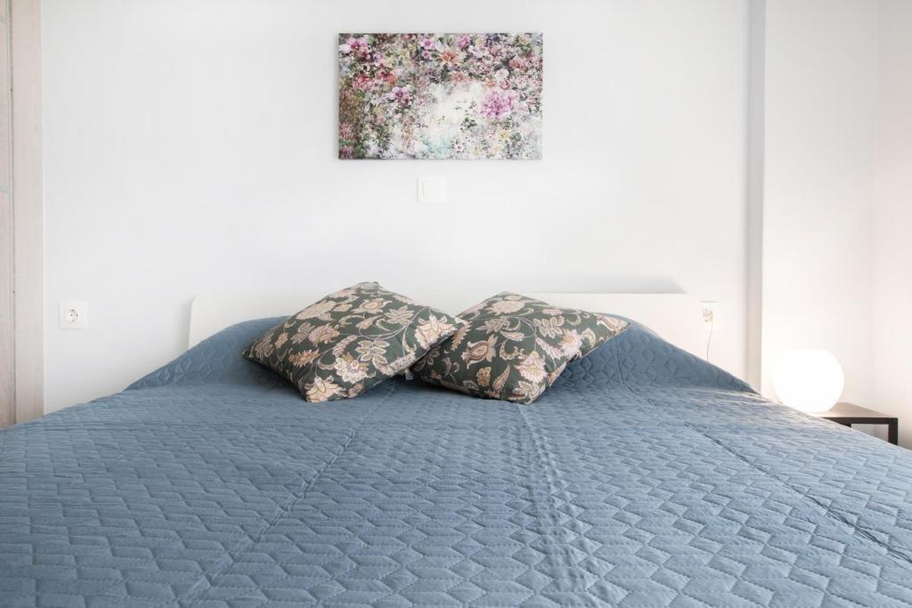 A bed or beds in a room at Aesthetic Apartments