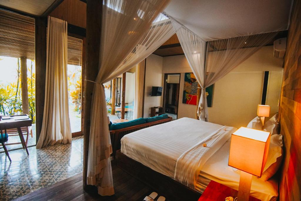 Postel nebo postele na pokoji v ubytování Surya Kembar Villas