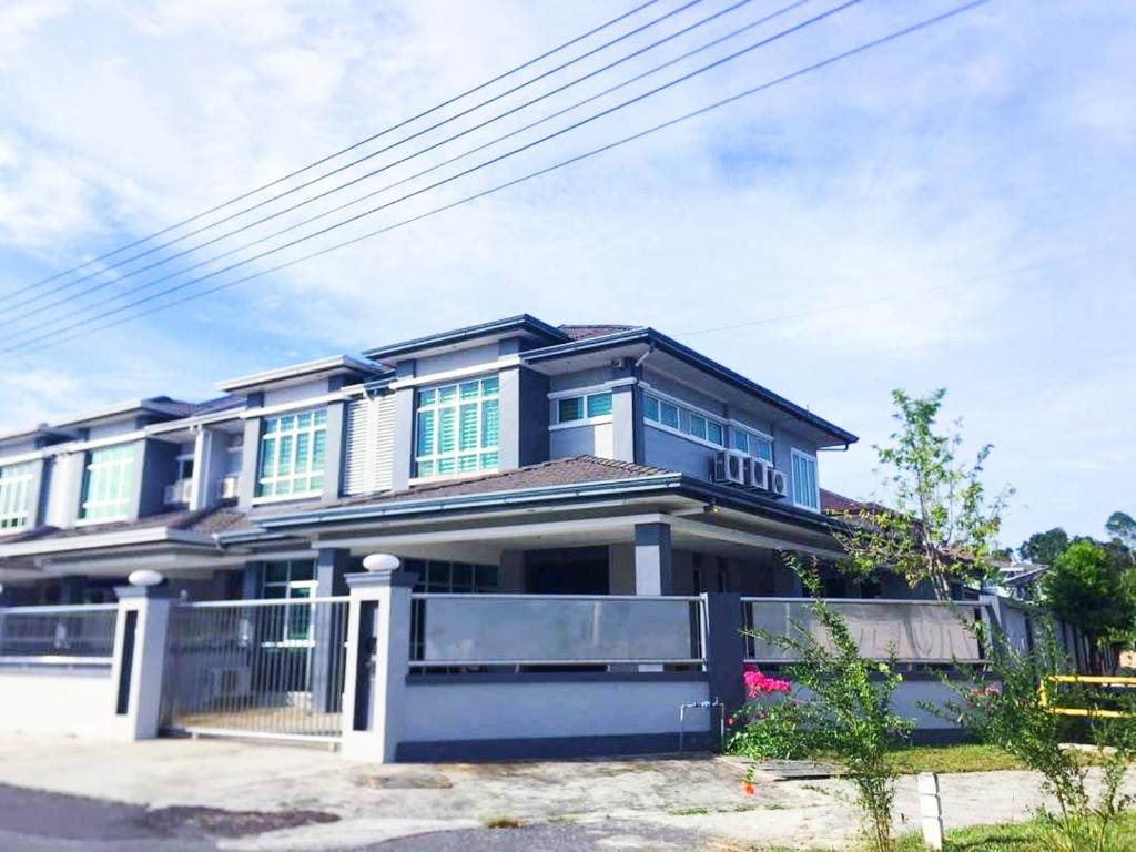 una casa azul con una valla delante de ella en MiCasa 2 Homestay, en Sibu