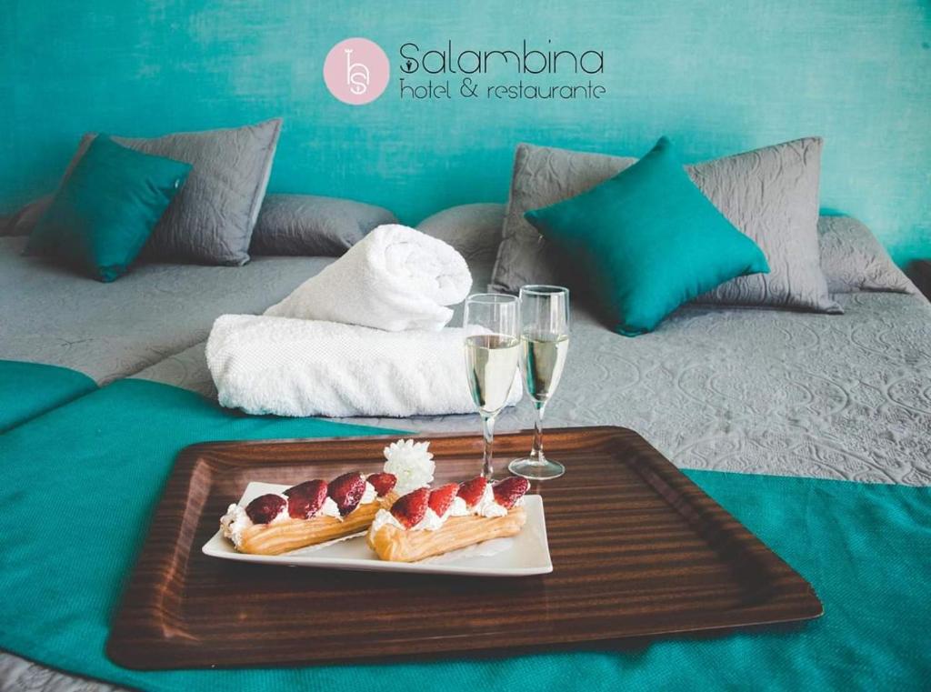 bandeja con una bandeja de comida y copas de vino en Hotel Salambina en Salobreña