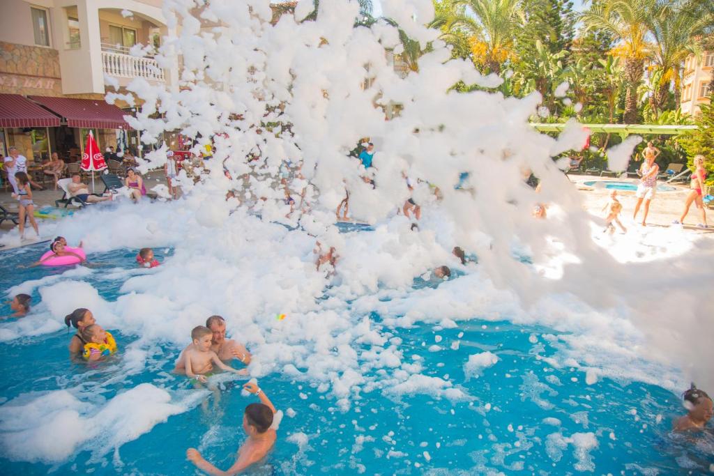 Bazén v ubytování Side Village Family Suite - All Inclusive nebo v jeho okolí