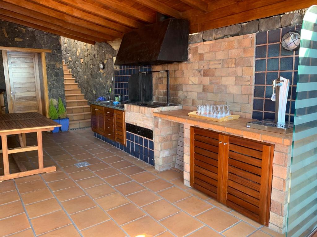 Kuchyňa alebo kuchynka v ubytovaní Villa OCEAN Infinity heated pool optional