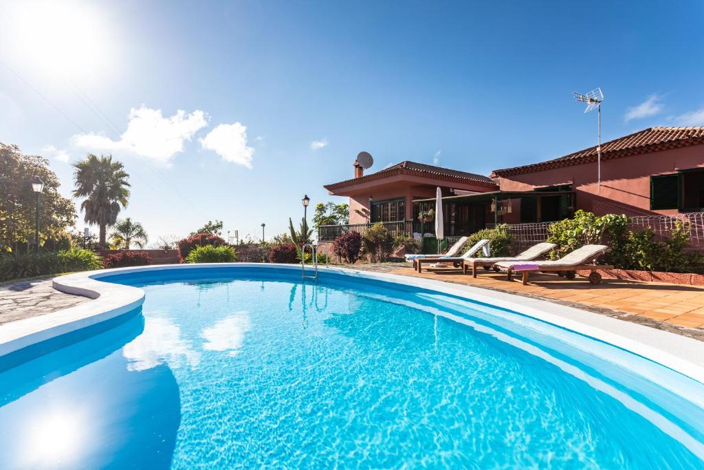 una piscina frente a una casa en Home2Book Luxury Villa Luna de Tacoronte Pool, en La Laguna