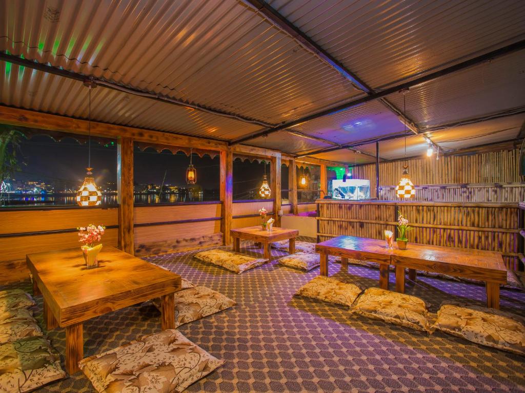 صورة لـ Hotel Fewa Corner & Restro في بوخارا