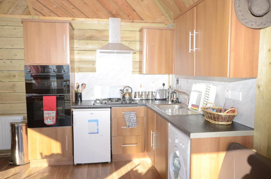 Kuchyň nebo kuchyňský kout v ubytování Rustic Log Cabin