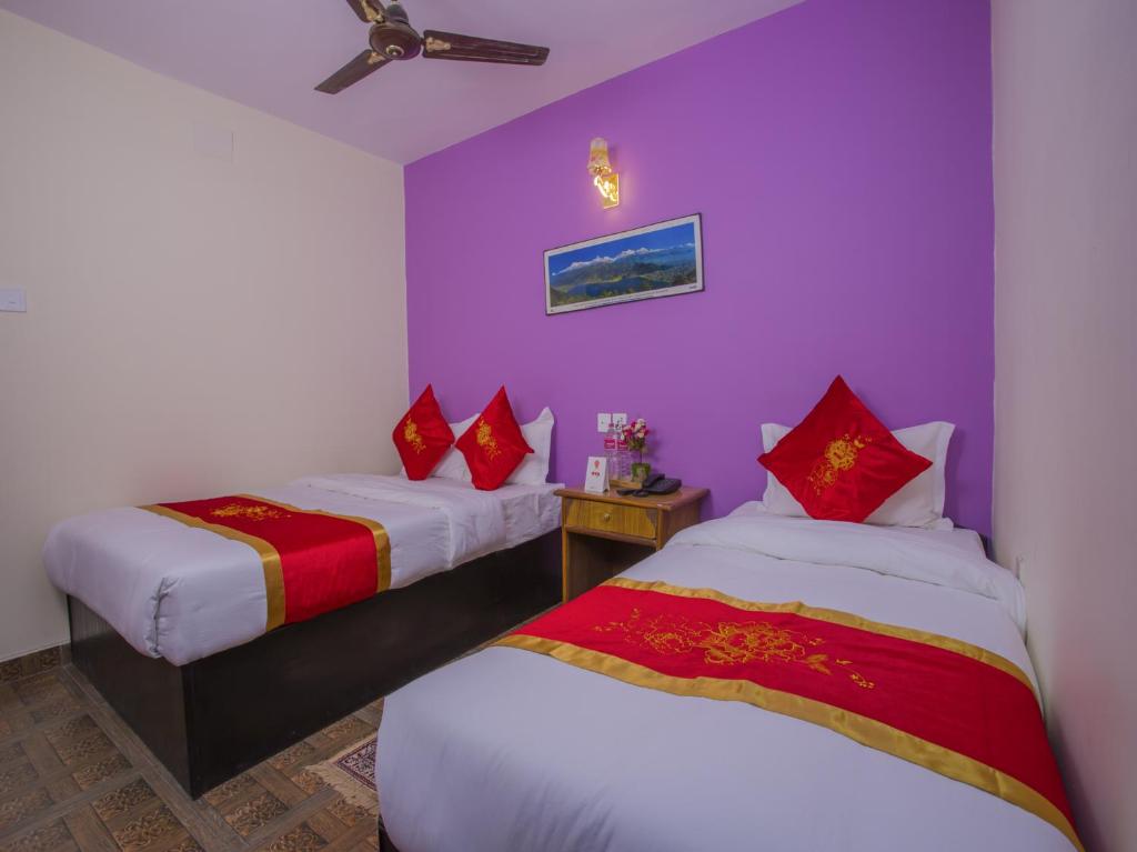 سرير أو أسرّة في غرفة في Hotel Fewa Corner & Restro