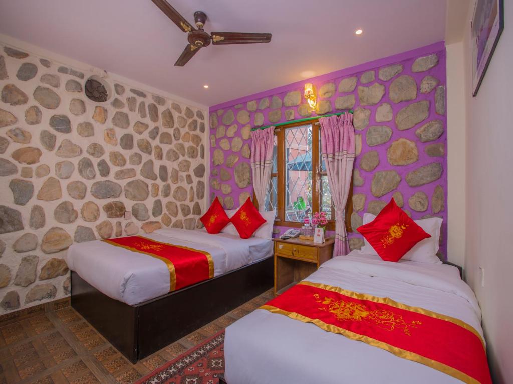 سرير أو أسرّة في غرفة في Hotel Fewa Corner & Restro