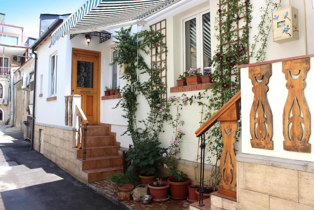 una casa con hiedra creciendo a su lado en Leather Lane, en Tiflis