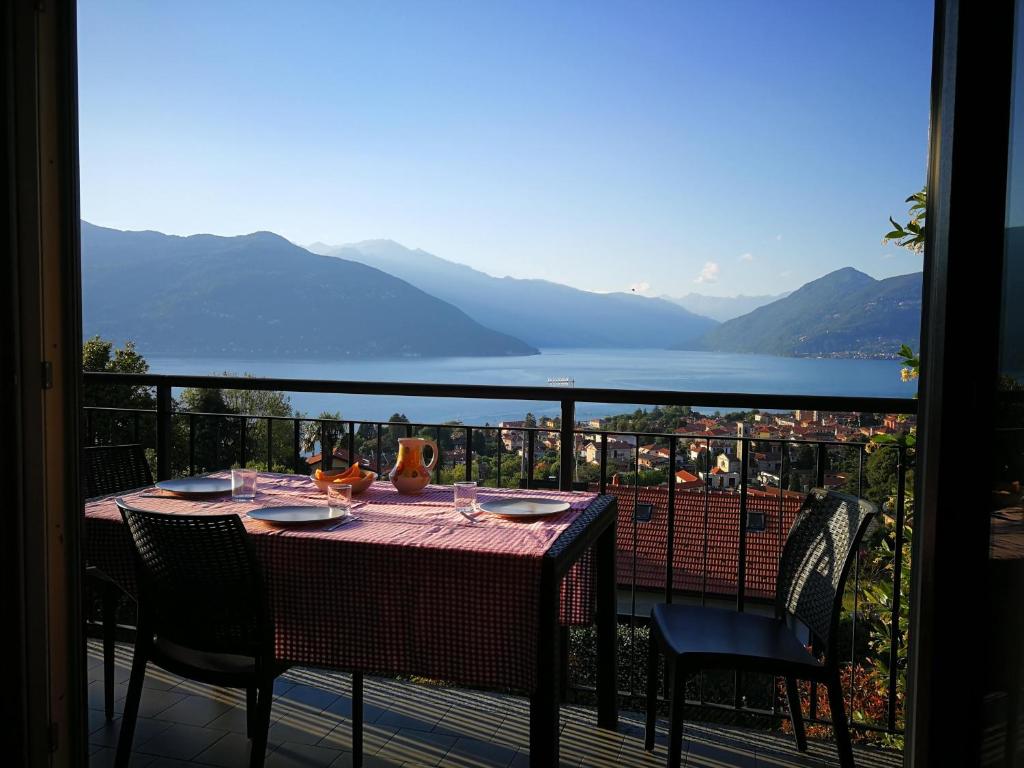 GermignagaにあるResidence ai Ronchiの水辺の景色を望むバルコニー(テーブル付)