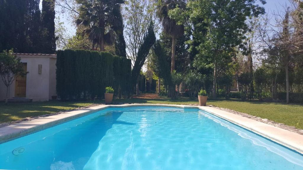 una gran piscina azul en un patio en HEAVEN CAN WAIT, en Palma de Mallorca