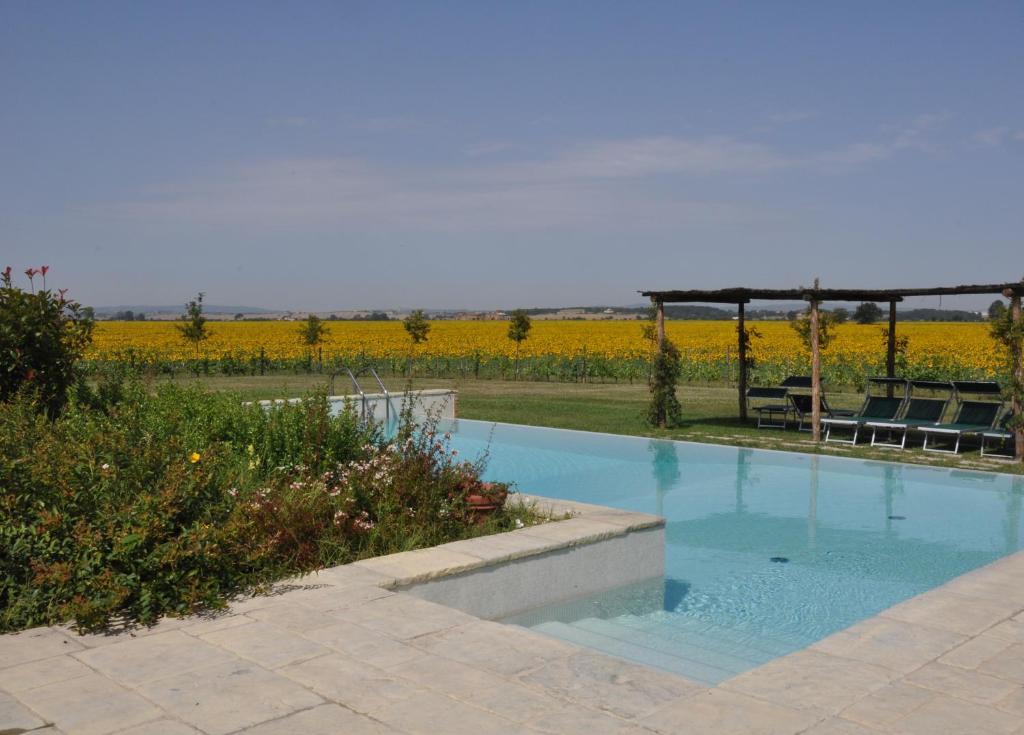 Bazén v ubytování Cortona Resort-Le Terre Dei Cavalieri nebo v jeho okolí