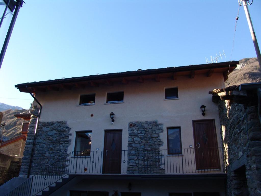 a house with a balcony on the side of it at Amemi 2 in Issogne