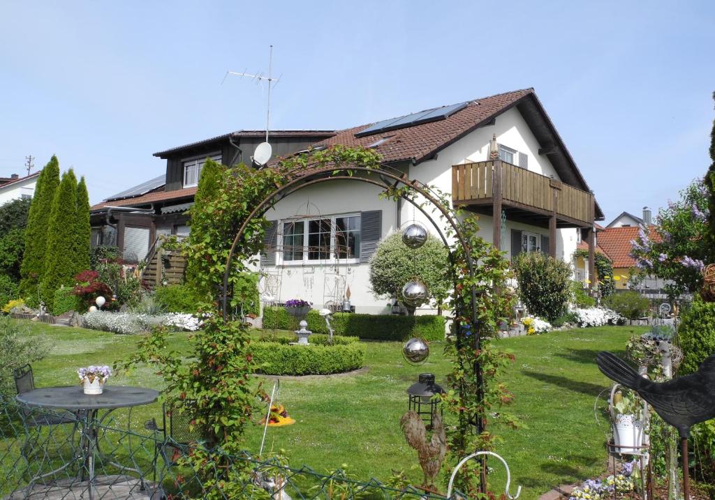 un jardin avec une arche en face d'une maison dans l'établissement Ferienwohnung Wiese, à Riedenburg