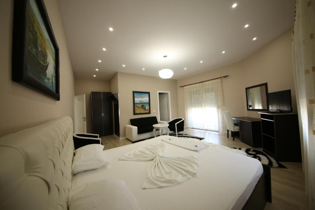 Hotel Holiday - Image 5