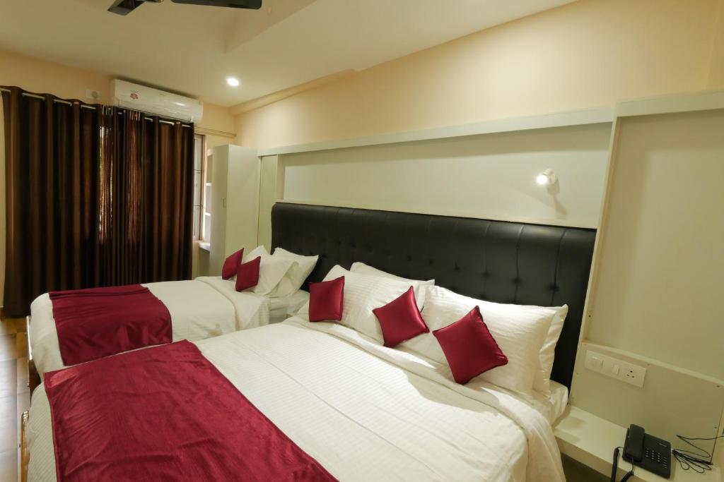 Postel nebo postele na pokoji v ubytování Hotel Wayanad Square