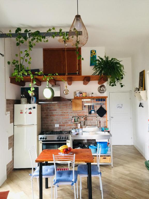 A kitchen or kitchenette at Gò Gò House 2 Casa Aprile