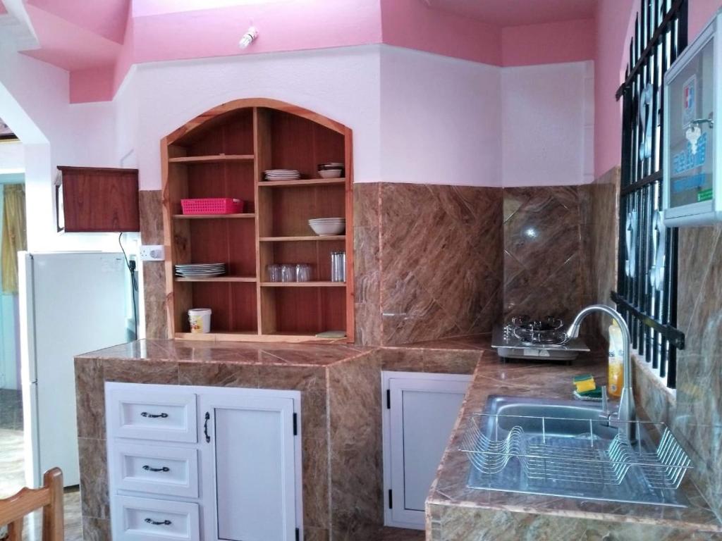una cucina con un lavello e un piano di lavoro di Coeur de paradis villa a Pereybere