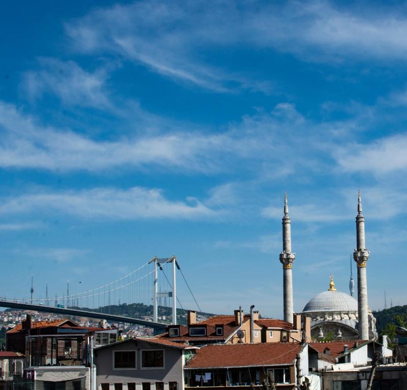 uma vista para uma cidade com mesquitas e uma ponte em Corner Hot em Istambul