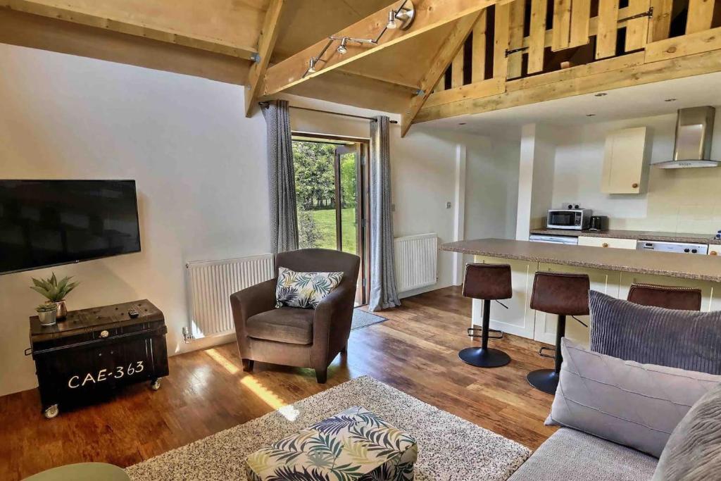 uma sala de estar com um sofá e uma mesa em Lovely Somerset Getaway em Taunton