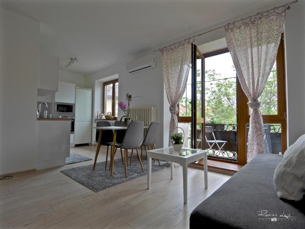 uma sala de estar com um sofá e uma mesa em Emily Apartment em Košice