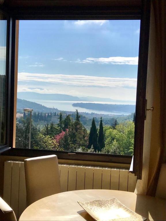 a large window with a table and chairs and a view at casa Monia in Roe