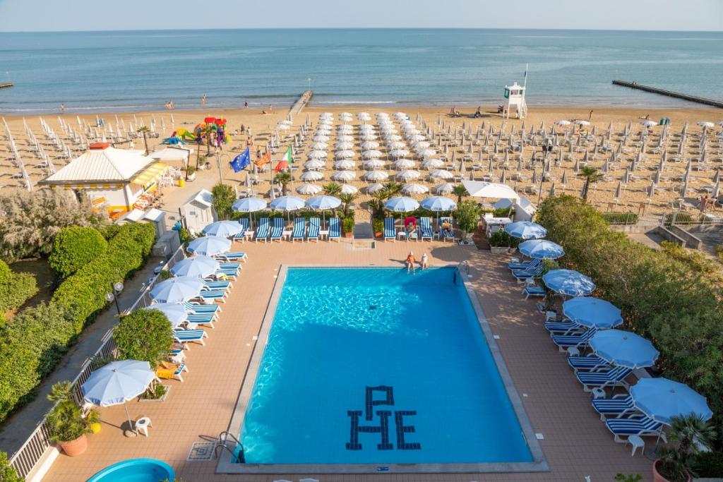 Bazén v ubytování Hotel Plaza Esplanade nebo v jeho okolí