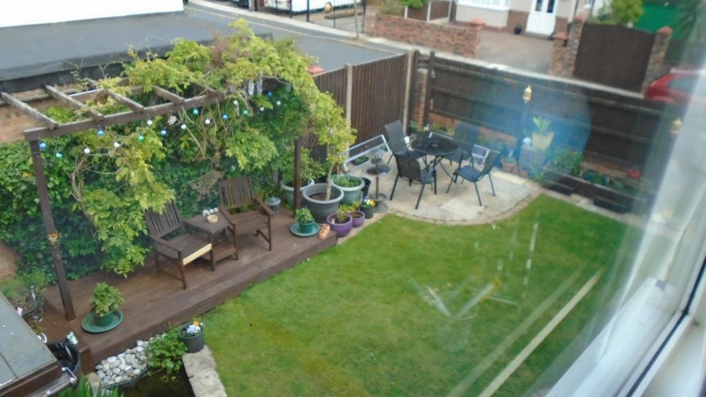 an aerial view of a backyard with a garden at TEA in Liverpool - Private - Quiet - Ground Floor - En-suite - Walk-in-shower in Liverpool