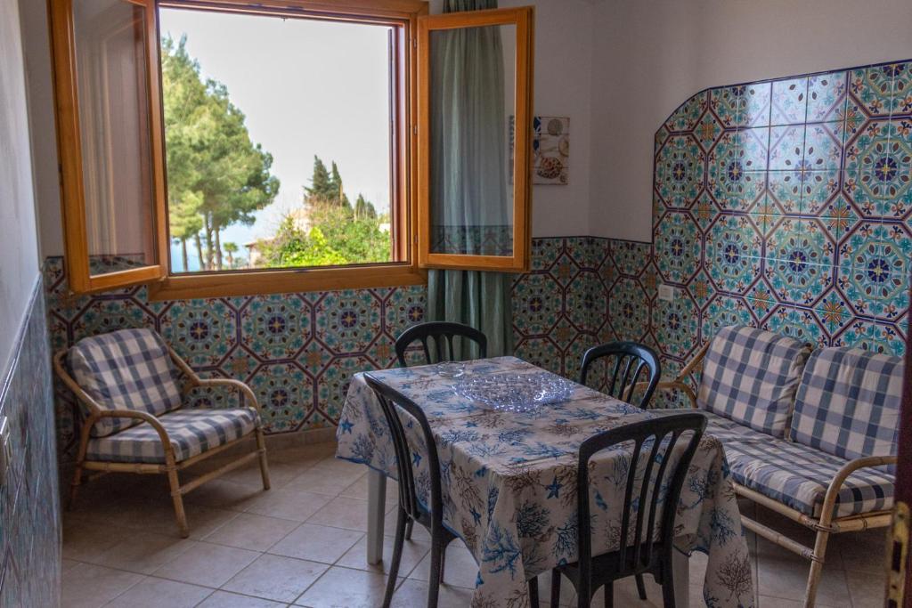 Area tempat duduk di Baglio Cracchiolo da Tuzzo - Casa Bouganville