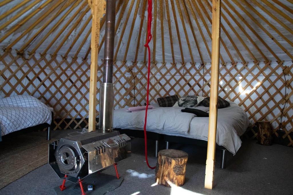 Tempat tidur dalam kamar di Aurora Yurt