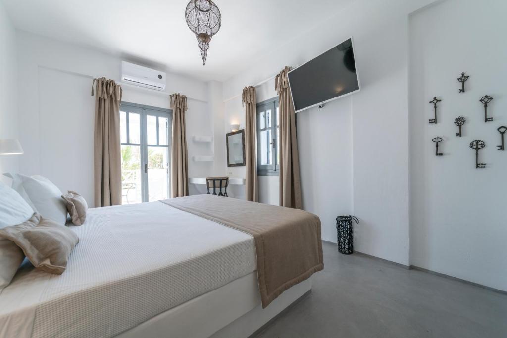 Postel nebo postele na pokoji v ubytování Black Coast Santorini