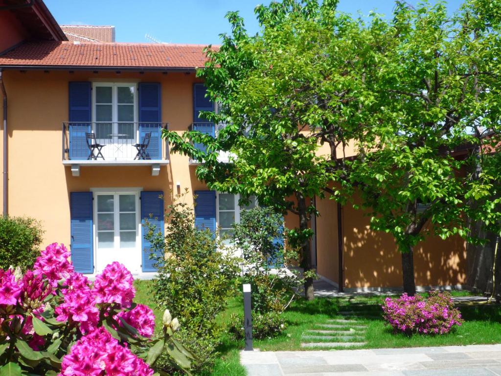 a house with pink flowers in front of it at Casa Il Cedro in Verbania