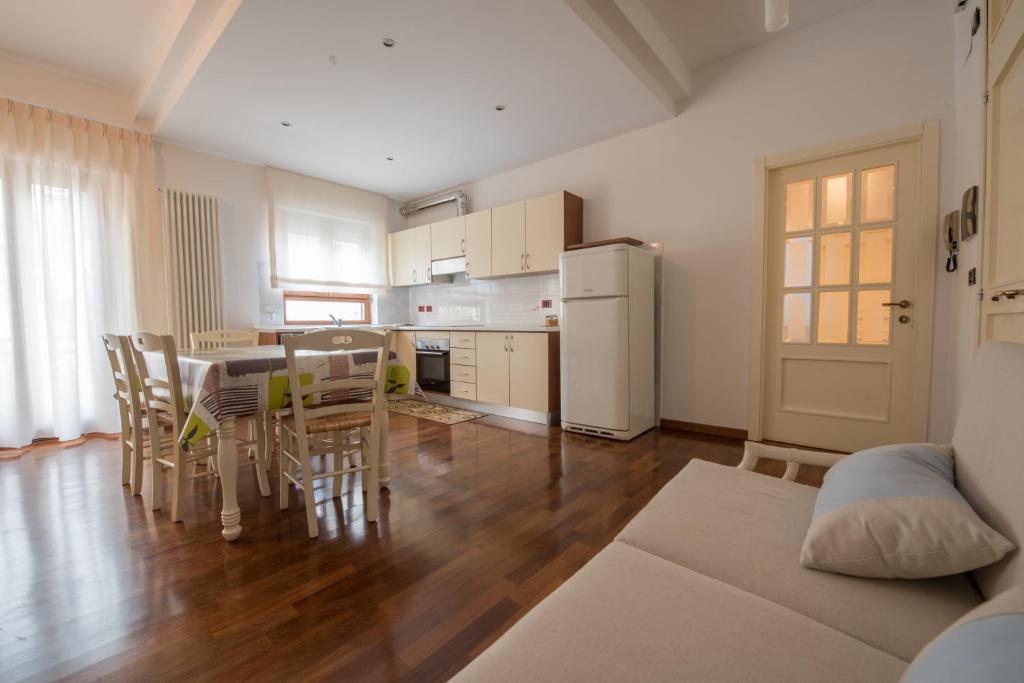 cocina y comedor con mesa y sillas en Appartamento in completo confort, en Montegranaro