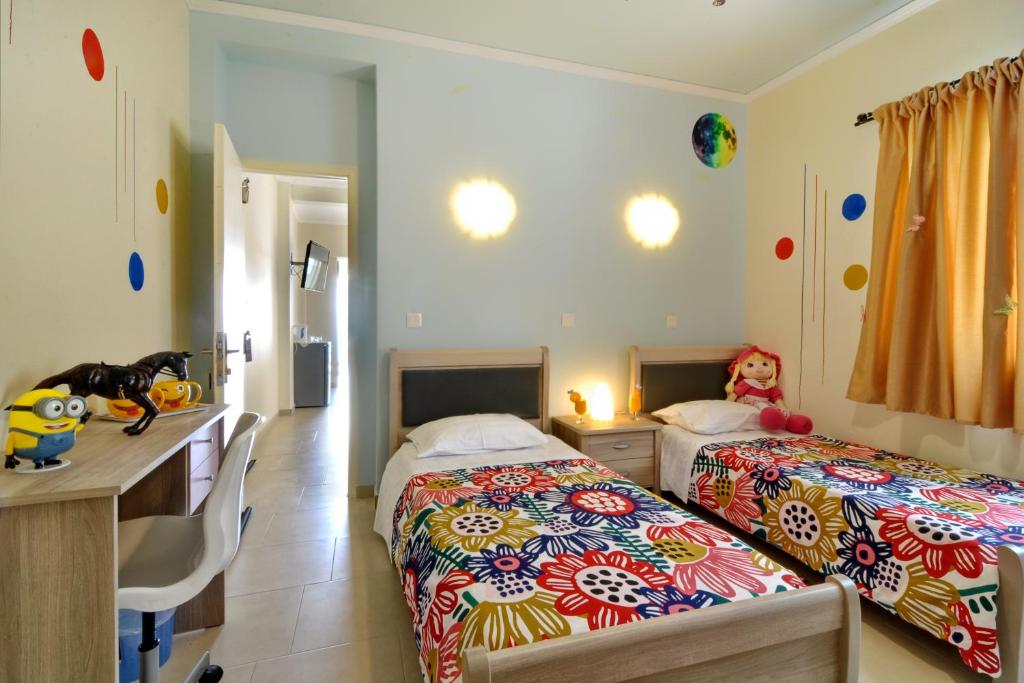 Postel nebo postele na pokoji v ubytování Golden Fox Studios and Suites