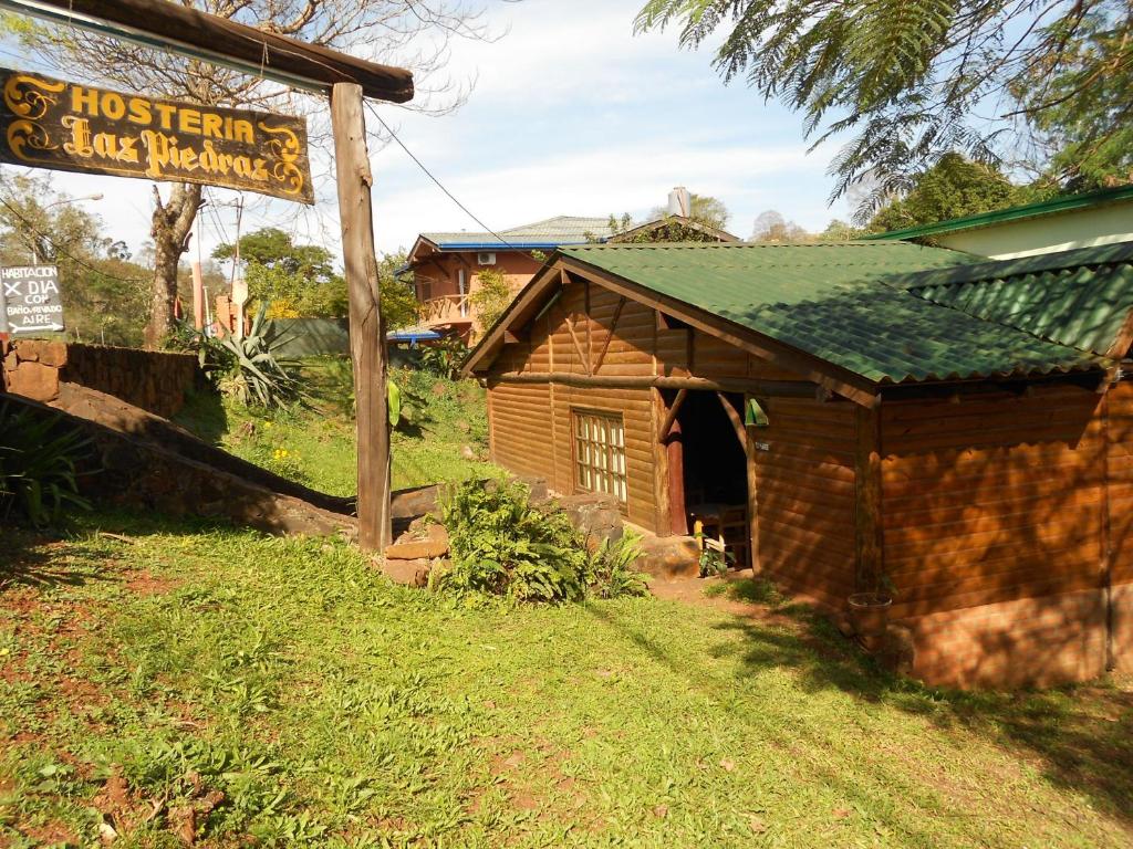 een klein gebouw met een bord ervoor bij Hosteria Las Piedras in Puerto Iguazú