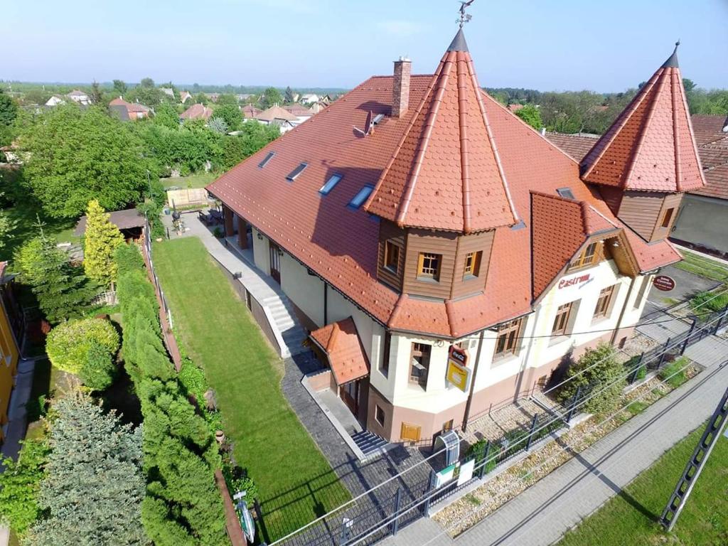 una vista aérea de una casa grande con techo en Castrum Vendégház, en Szigetszentmárton