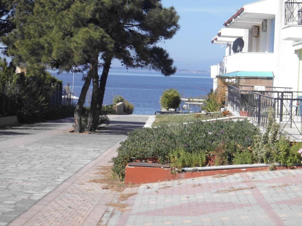 YerakiníにあるDafni's Home 50 meters from the beachの海の見える建物の横の歩道